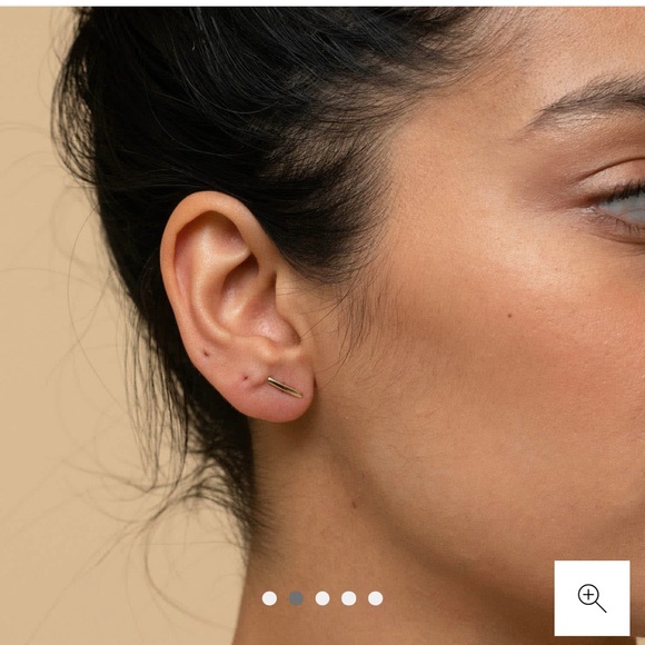 🚫SOLD🚫Mejuri Bar Studs Pair 14k Solid Gold (One back missing) - Picture 5 of 9